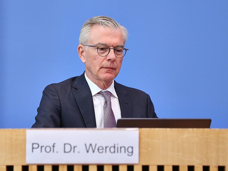 Wirtschaftsweiser warnt vor hohen Pflegekosten für Kinder