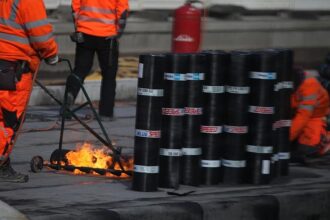 Zahl der Erwerbstätigen sinkt – Arbeitszeit steigt