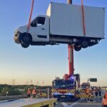 A99 / A8 | Kleinlaster landet auf Leitplanke: Feuerwehr München rückt mit Kran zur Bergung aus