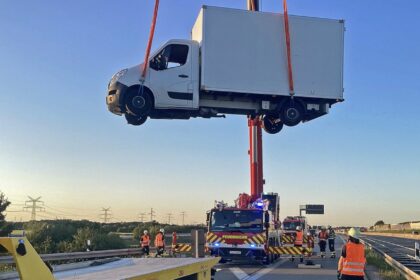 A99 / A8 | Kleinlaster landet auf Leitplanke: Feuerwehr München rückt mit Kran zur Bergung aus