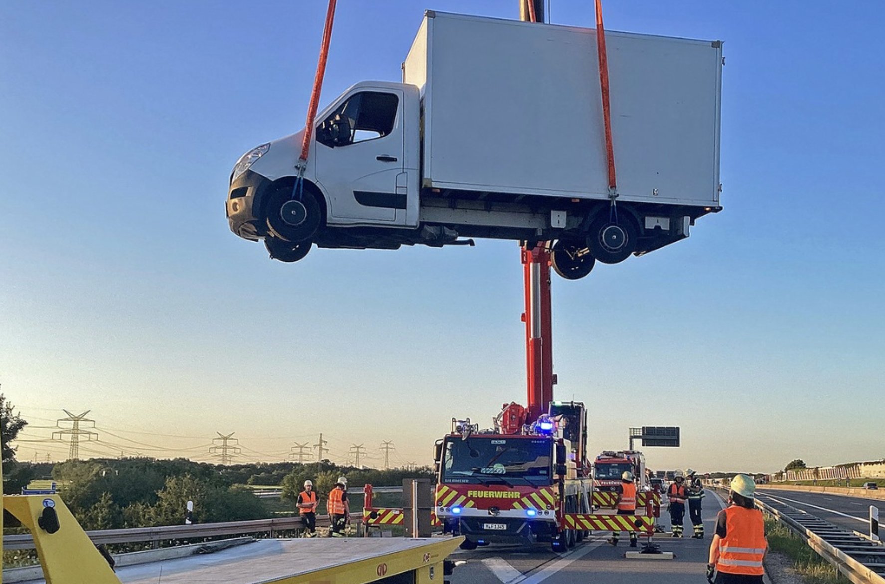 A99 / A8 | Kleinlaster landet auf Leitplanke: Feuerwehr München rückt mit Kran zur Bergung aus