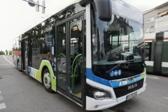 Verkehrsunfall zwischen AVV-Bus und Pkw in Lechhausen – Verkehrsbehinderungen nach Kollision