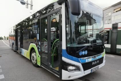 Verkehrsunfall zwischen AVV-Bus und Pkw in Lechhausen – Verkehrsbehinderungen nach Kollision