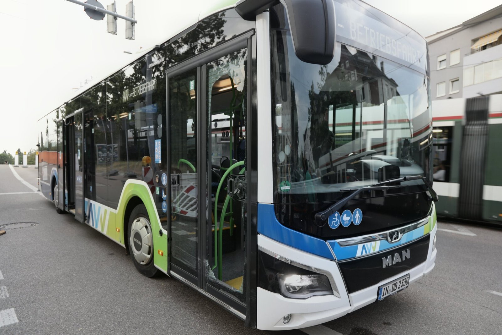 Verkehrsunfall zwischen AVV-Bus und Pkw in Lechhausen – Verkehrsbehinderungen nach Kollision