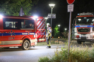 Dachstuhlbrand in leerstehendem Gebäude in Augsburg – Feuerwehr verhindert größere Ausbreitung