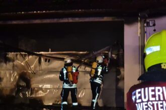Knall in Westendorf | Garage in Vollbrand – Feuerwehr verhindert übergreifen auf Wohnhaus