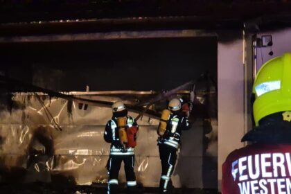 Knall in Westendorf | Garage in Vollbrand – Feuerwehr verhindert übergreifen auf Wohnhaus