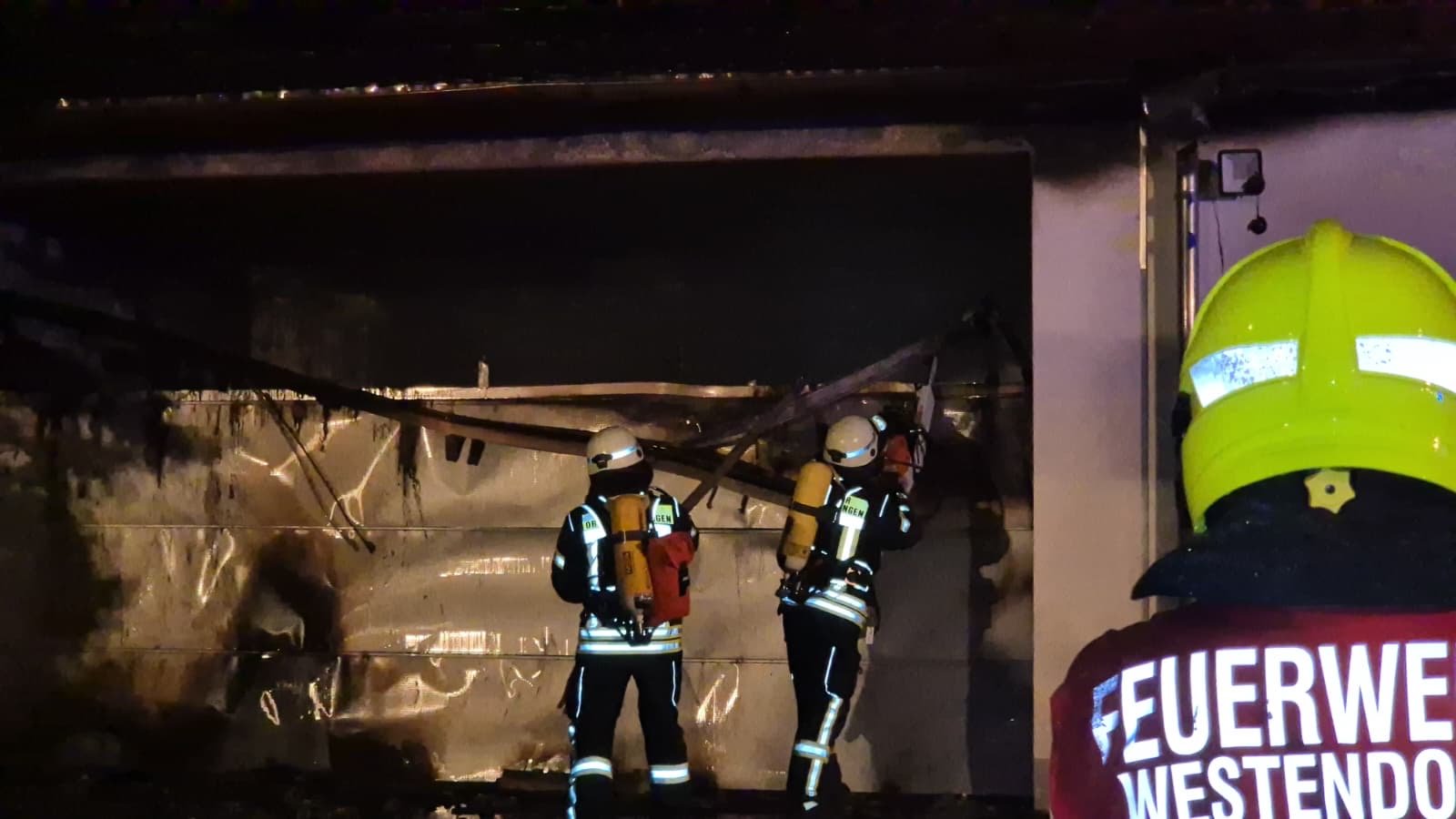 Knall in Westendorf | Garage in Vollbrand – Feuerwehr verhindert übergreifen auf Wohnhaus