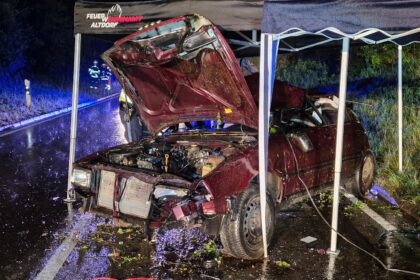 Tödlicher Unfall auf Kreisstraße OAL 7 bei Ruderatshofen: Pkw verunglückt, eine Tote und eine Schwerverletzte