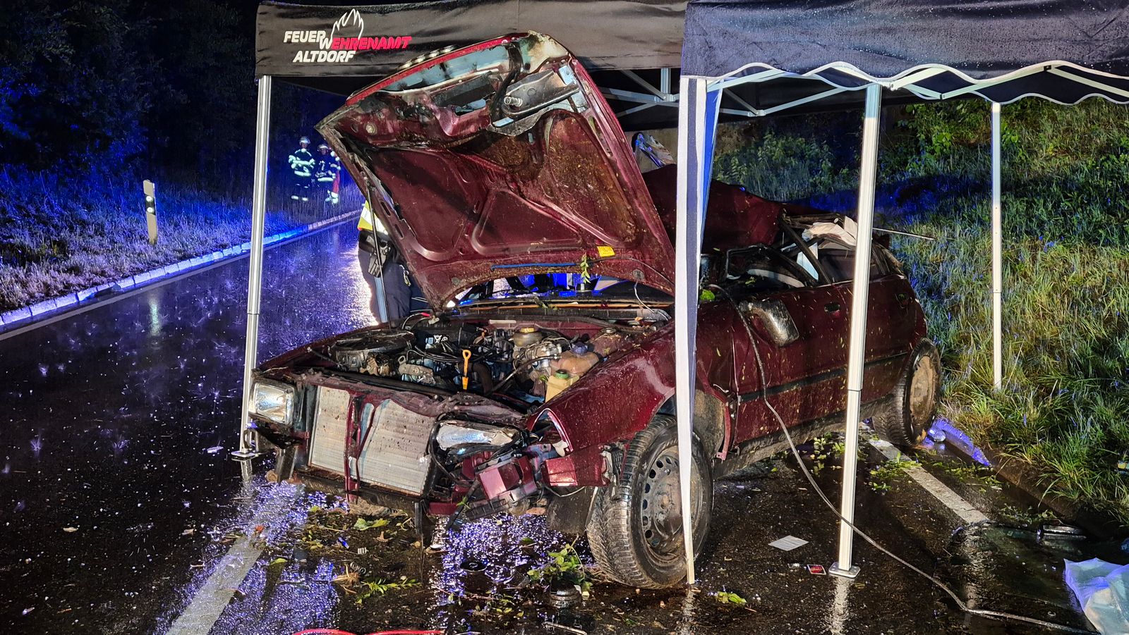 Tödlicher Unfall auf Kreisstraße OAL 7 bei Ruderatshofen: Pkw verunglückt, eine Tote und eine Schwerverletzte