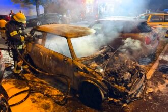 Auto brennt in Augsburg vollständig aus – Kriminalpolizei ermittelt