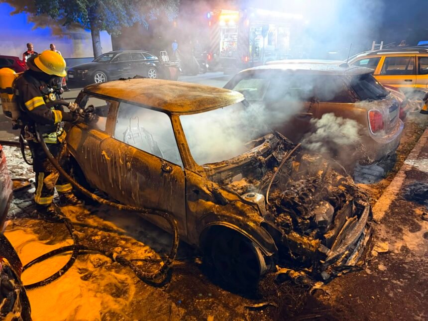Auto brennt in Augsburg vollständig aus – Kriminalpolizei ermittelt