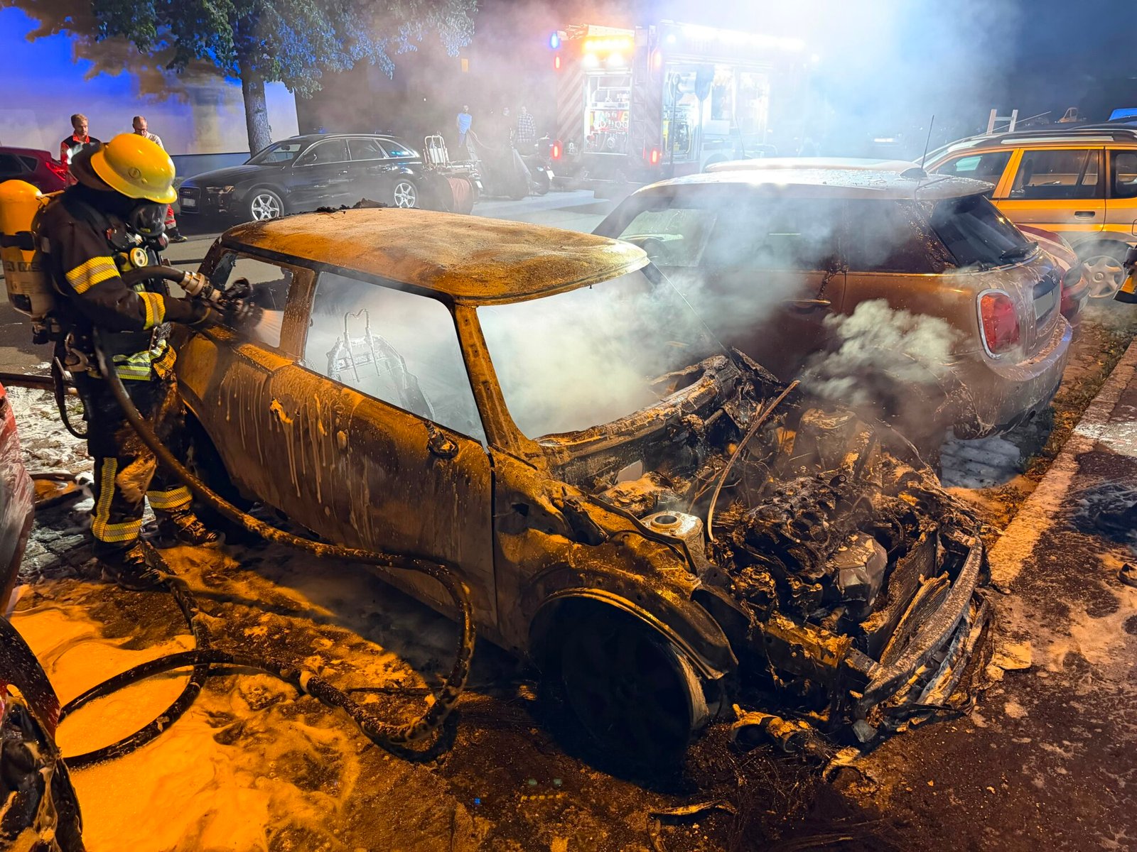 Auto brennt in Augsburg vollständig aus – Kriminalpolizei ermittelt