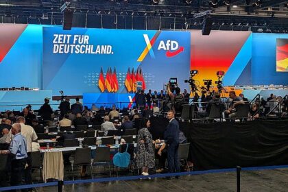 AfD-Parteitag trotz massiver Proteste pünktlich gestartet