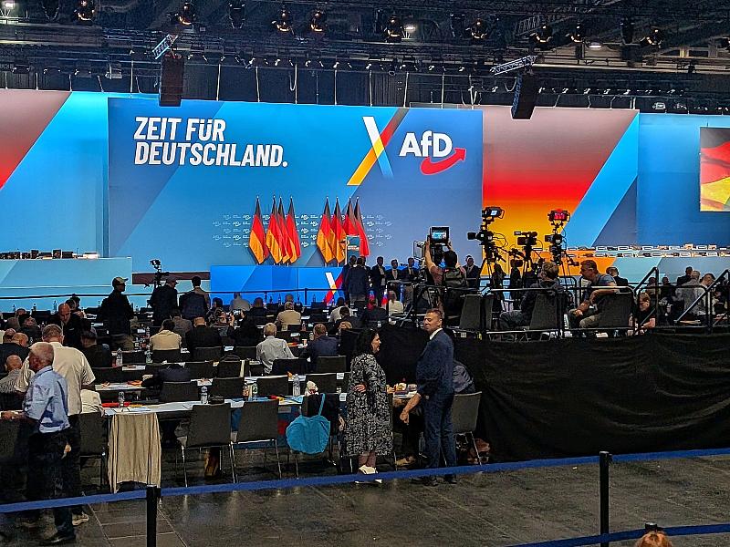 AfD-Parteitag trotz massiver Proteste pünktlich gestartet