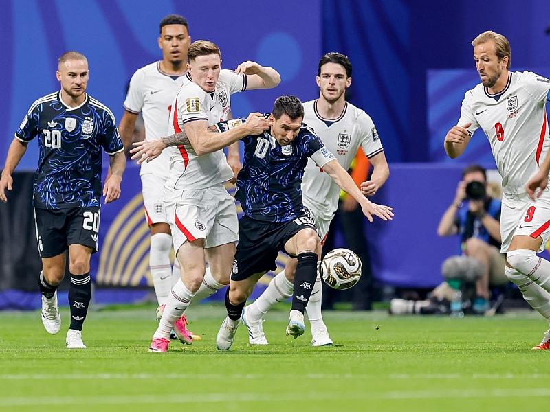 Argentinien schlägt England und folgt Spanien ins WM-Finale