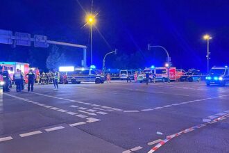 Auto fährt bei Berliner CSD in Menschenmenge – Mehrere Verletzte