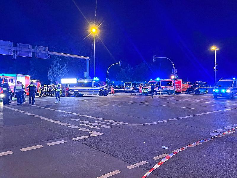 Auto fährt bei Berliner CSD in Menschenmenge – Mehrere Verletzte