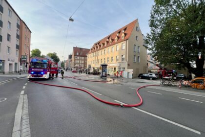 Augsburg | Brand in Innenhof sorgt für Großeinsatz der Feuerwehr