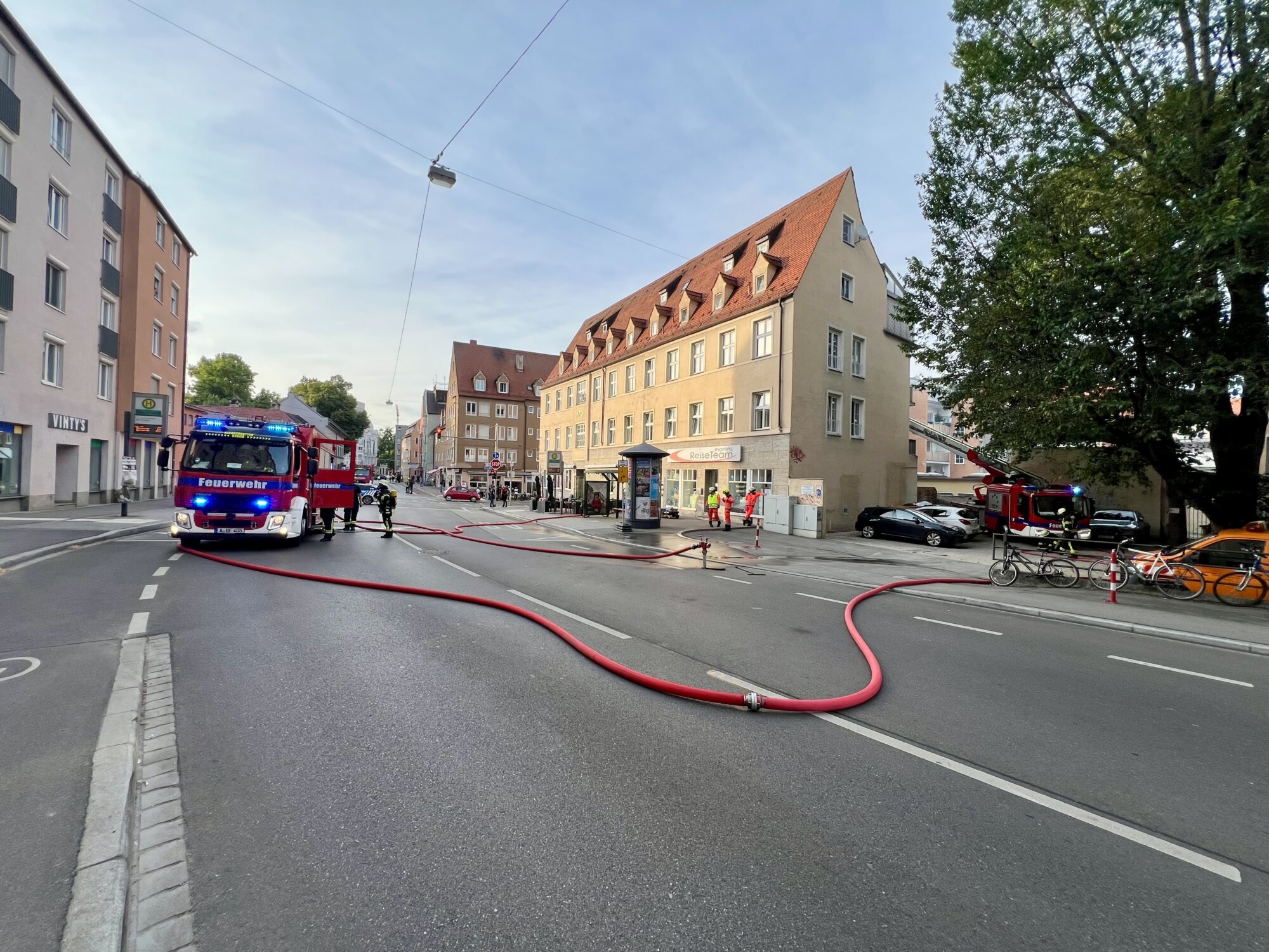 Augsburg | Brand in Innenhof sorgt für Großeinsatz der Feuerwehr