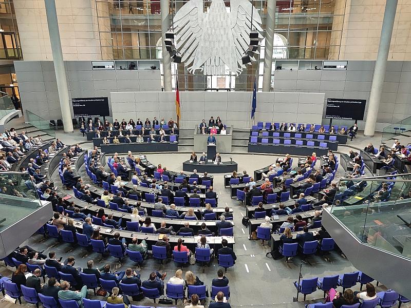 Bundestag stimmt für antragsloses Kindergeld