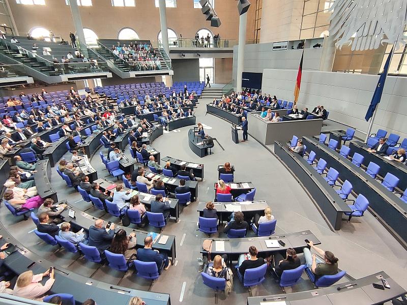Bundestag stimmt für Krankenkassen-Sparpaket
