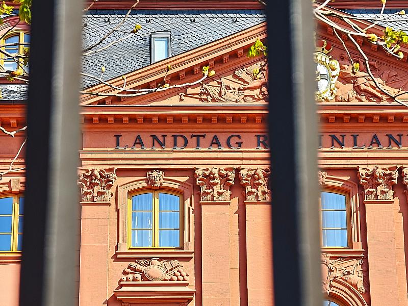 CDU-Regierung in Rheinland-Pfalz hält an Einbürgerung ohne Sprachtest fest
