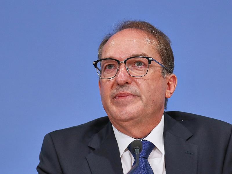 CSU-Landesgruppe will Dobrindt im Amt des Innenministers halten