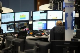 Dax am Mittag weiter im Minus – Symrise gefragt