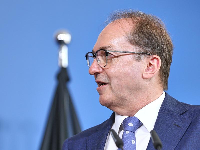 Dobrindt warnt vor höherer Terrorgefahr in Deutschland