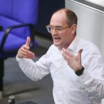 Grünen-Politiker Dahmen will Deutschland notfalls mit der Waffe verteidigen