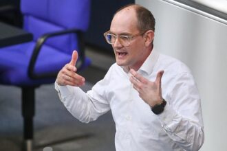 Grünen-Politiker Dahmen will Deutschland notfalls mit der Waffe verteidigen