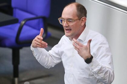Grünen-Politiker Dahmen will Deutschland notfalls mit der Waffe verteidigen