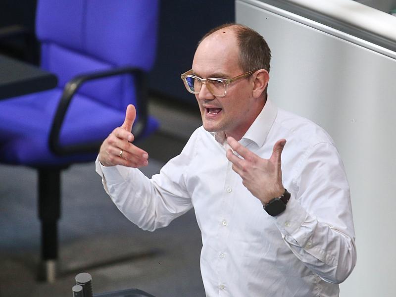 Grünen-Politiker Dahmen will Deutschland notfalls mit der Waffe verteidigen