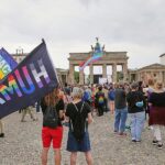 Hunderte trauern nach CSD-Anschlag am Brandenburger Tor