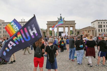 Hunderte trauern nach CSD-Anschlag am Brandenburger Tor