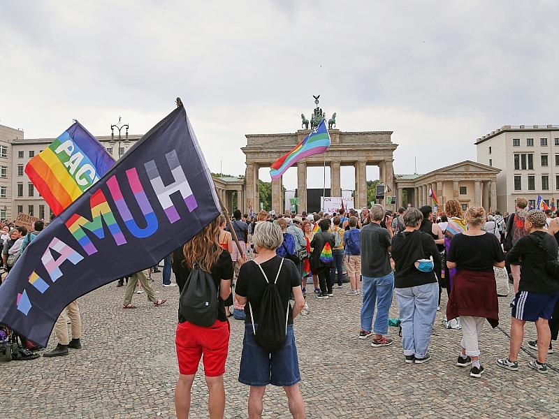 Hunderte trauern nach CSD-Anschlag am Brandenburger Tor