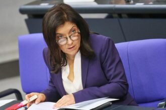 Kellner wirft Reiche “Berater-Luxus” vor