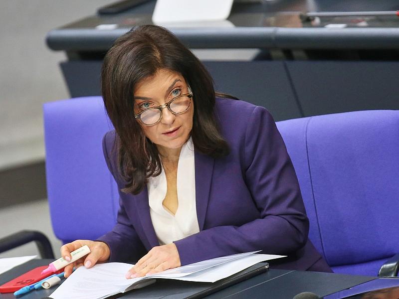 Kellner wirft Reiche “Berater-Luxus” vor