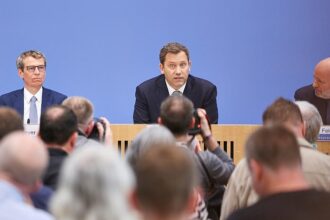 Klingbeil verteidigt Neuverschuldung mit Bundeswehr-Ausgaben
