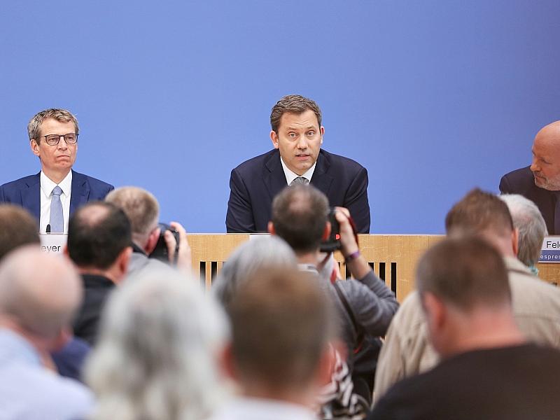 Klingbeil verteidigt Neuverschuldung mit Bundeswehr-Ausgaben