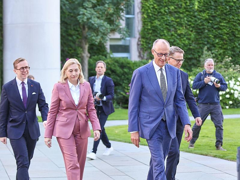 Linke kritisiert Merz` Kabinettsumbau scharf