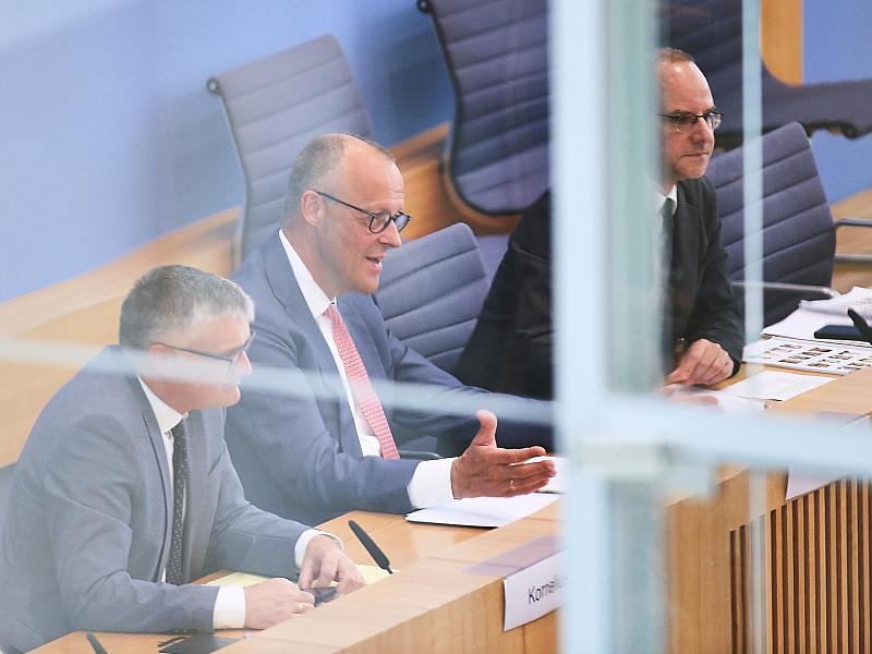 Merz gibt sich vor Hauptstadtpresse selbstzufrieden