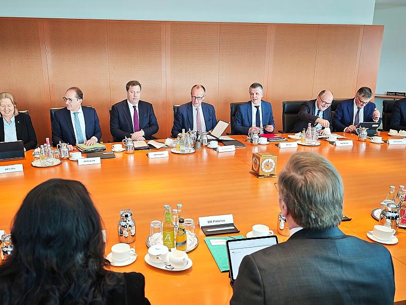 Merz schließt Kabinettsumbildung nicht aus