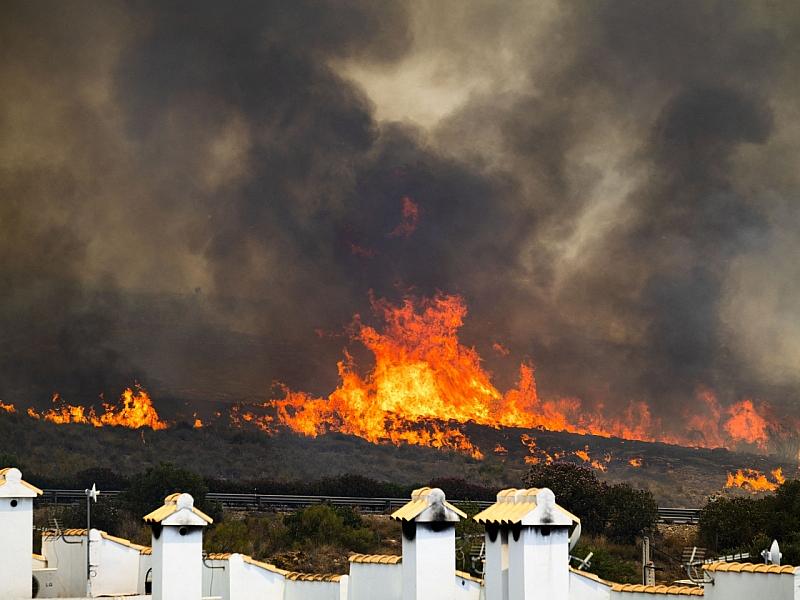 Mindestens zwölf Tote bei Waldbränden in Südspanien