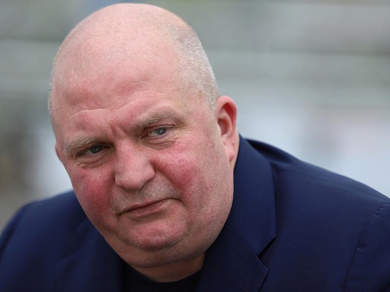 Moderator Thadeusz verteidigt Kulturstaatsminister Weimer