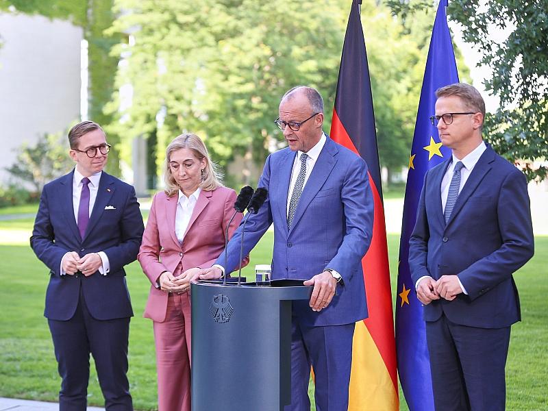 Opposition attackiert Merz für Kabinettsumbau