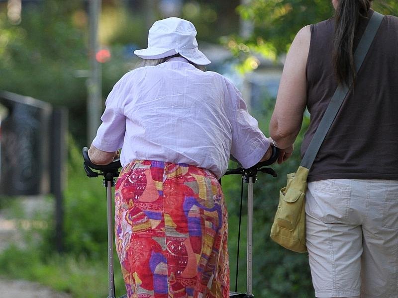 Pflegebranche mahnt Linnemann zu Schließung von Fachkräftelücke
