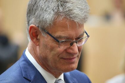 Schnieder erwartet autonome Fahrangebote noch als Minister