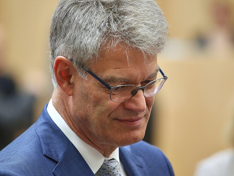 Schnieder erwartet autonome Fahrangebote noch als Minister